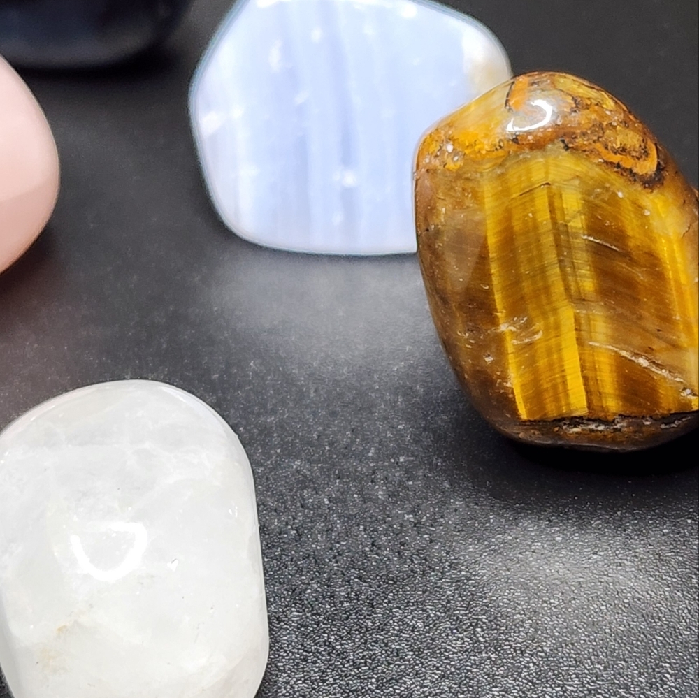 Lot of  Natural Tumbled   Crystals - Picture 4 of 12